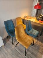 Vier (4) leuke, velvet, gekleurde eetkamerstoelen, Huis en Inrichting, Stoelen, Ophalen, Overige materialen, Gebruikt, Overige kleuren