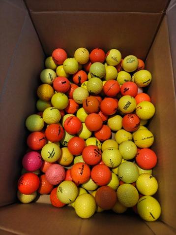 Gekleurde golfballen per 25 stuks beschikbaar voor biedingen