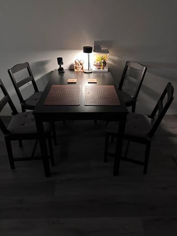Eettafel met 4 stoelen beschikbaar voor biedingen