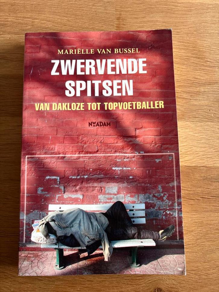 Zwerfende Spitsen - Mariëlle van Bussel, Boeken, Biografieën, Zo goed als nieuw, Sport, Ophalen of Verzenden