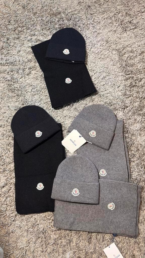 Moncler Muts & Sjaal Set, Kleding | Dames, Mutsen, Sjaals en Handschoenen, Zo goed als nieuw, Muts, Ophalen of Verzenden