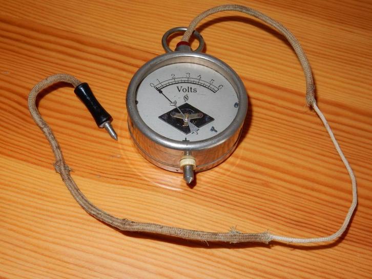 Oude vintage 6 volts spanningsmeter, Antiek en Kunst, Antiek | Gereedschap en Instrumenten, Ophalen of Verzenden