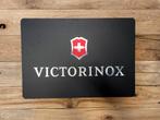 Reclamebord Victorinox zakmes glans logo, aluminium, 40x57cm, Verzamelen, Ophalen of Verzenden, Nieuw, Reclamebord