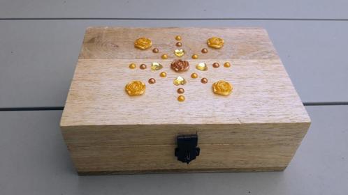 Opbergdoosje/sieradenkistje van mangohout met sluiting en ve, Antiek en Kunst, Curiosa en Brocante, Ophalen of Verzenden
