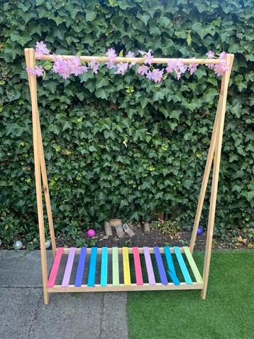 Houten Kledingrek regenboog kleuren beschikbaar voor biedingen