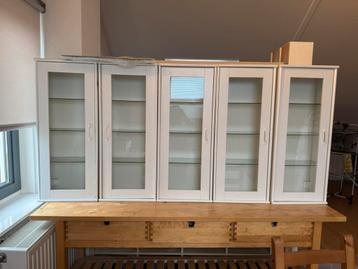 5 witte vitrine kasten ( voor aan de muur) beschikbaar voor biedingen