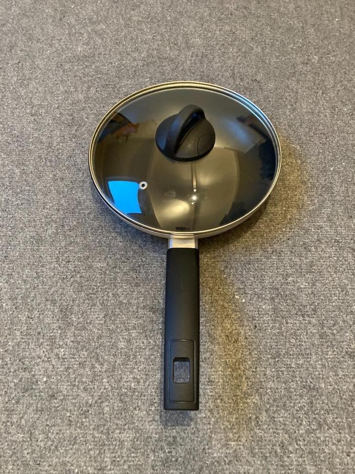 Een nog goed uitziende hapjespan / koekenpan met deksel, Huis en Inrichting, Keuken | Potten en Pannen, Gebruikt, Koekenpan of Braadpan