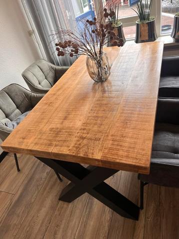 Licht eiken eettafel industrieel 2 zwarte x poten. 160x90x80 beschikbaar voor biedingen