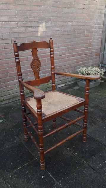 Antieke stoeltjes beschikbaar voor biedingen