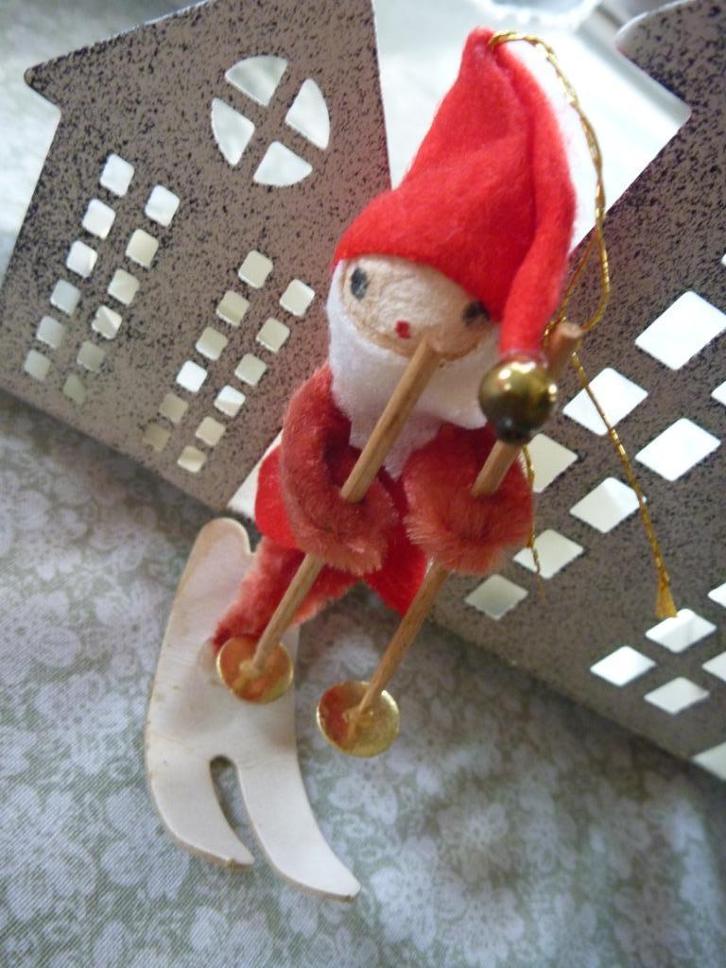 Wattenpopje op skies . Lief oud kerstvrouwtje ca 1960, Diversen, Kerst, Gebruikt, Ophalen of Verzenden