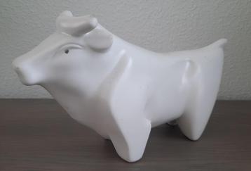beeldje in de vorm van een stier of os beschikbaar voor biedingen
