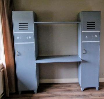 Robuust bureau met locker kasten beschikbaar voor biedingen
