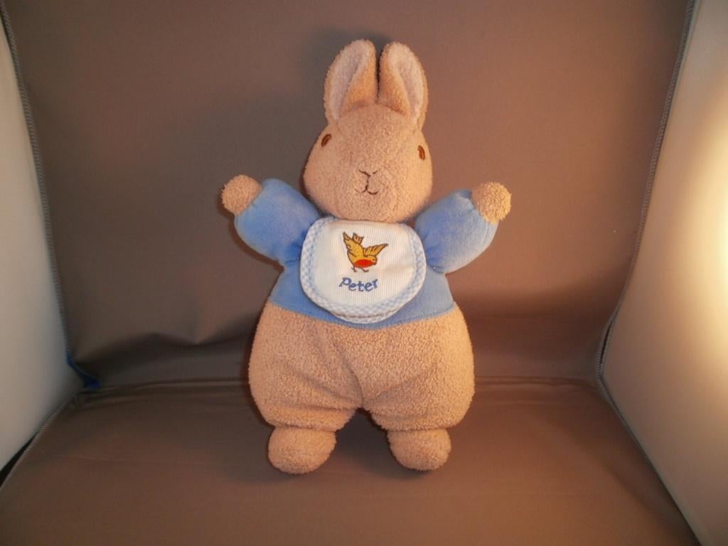 peter rabbit konijn 28 cm met slabber en spiegel op buik, Ophalen of Verzenden, Zo goed als nieuw, Konijn