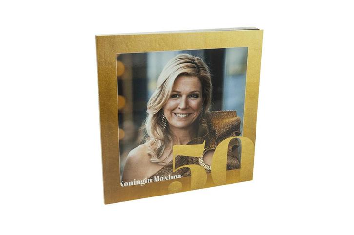 Maxima 50, Verzamelen, Koninklijk Huis en Royalty, Nieuw, Tijdschrift of Boek, Nederland, Ophalen of Verzenden