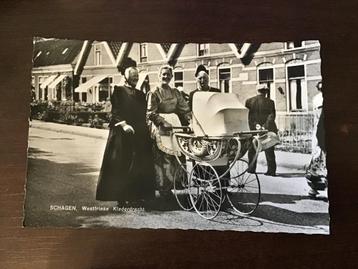 Schagen stadsgezicht met kinderwagen en klederdracht    275 beschikbaar voor biedingen