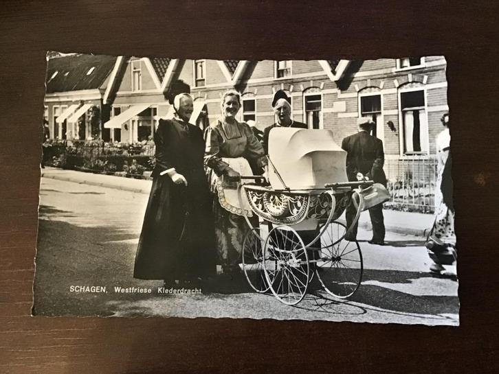 Schagen stadsgezicht met kinderwagen en klederdracht    275, Verzamelen, Ansichtkaarten | Nederland, Gelopen, Noord-Holland, 1960 tot 1980