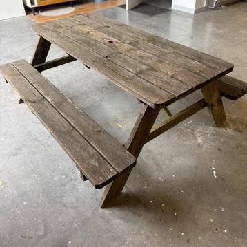 Picknick tafel beschikbaar voor biedingen