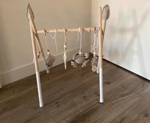 Houten speelboog babygym Ukkepuq als nieuw, Kinderen en Baby's, Speelgoed | Babyspeelgoed, Zo goed als nieuw, Babygym, Ophalen