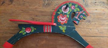 deel van zweeds houten schommelpaard beschikbaar voor biedingen