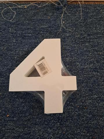 Houten letter 4 beschikbaar voor biedingen