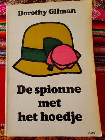 de spionne met het hoedje Dorothy gilman beschikbaar voor biedingen