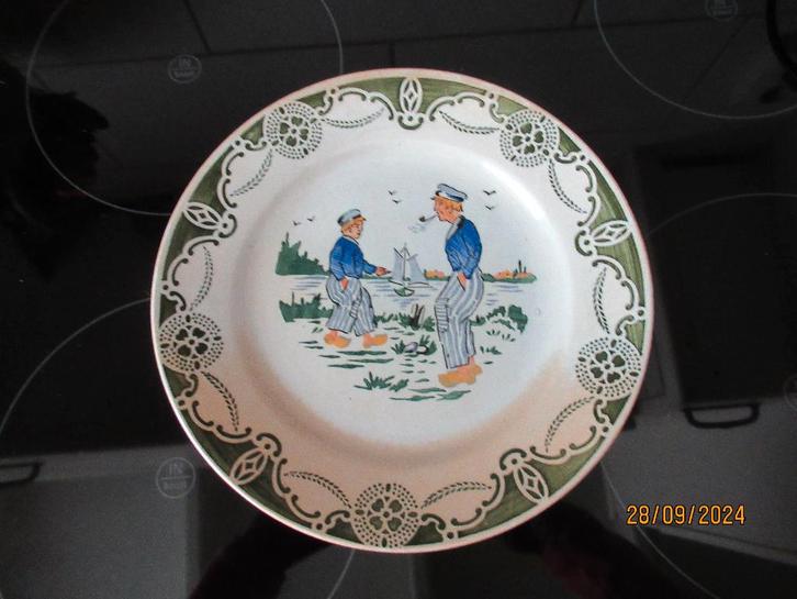 ART DECO BORD -KLEDERDRACHTEN,WATER EN -ZEILBOOT-ZELDZAAM, Antiek en Kunst, Antiek | Wandborden en Tegels, Ophalen of Verzenden