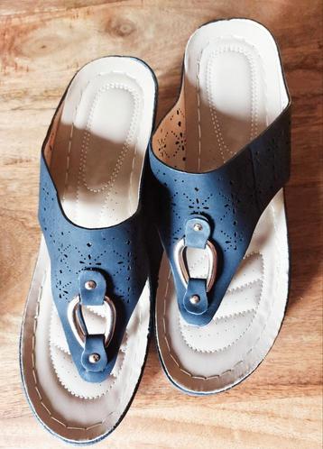 Nieuwe teenslippers met sleehak. Maat 40. Zwart. beschikbaar voor biedingen