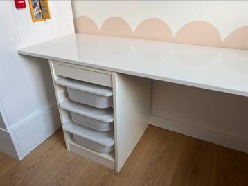 Ikea Trofast kastje, met bakken en deksels + evt bureau kind beschikbaar voor biedingen