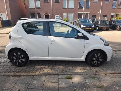 Toyota Aygo 1.0 12V Vvt-i 5DRS 2010 Wit, navigatie, Auto's, Toyota, Particulier, Aygo, Airbags, Airconditioning, Bluetooth, Boordcomputer