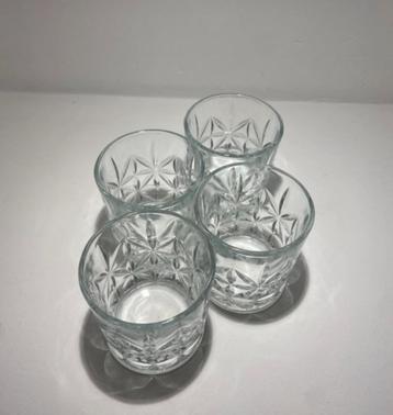 Excellent glassware set van 8 stuks (twee dozen) beschikbaar voor biedingen