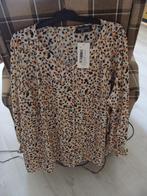 Te koop bloes wit met zwarte oranje en berge stippen maat 50, Kleding | Dames, Ophalen of Verzenden, Nieuw, Maat 46/48 (XL) of groter