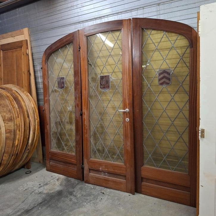 Drieslag deuren – massief hout & loodglas met wapenschilden, Antiek en Kunst, Antiek | Glas en Kristal, Ophalen