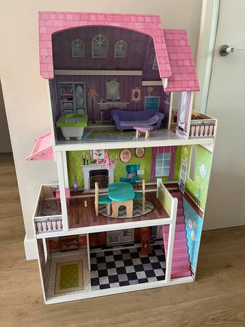 Leuk poppenhuis met meubels beschikbaar voor biedingen