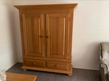 Licht eiken kast beschikbaar voor biedingen