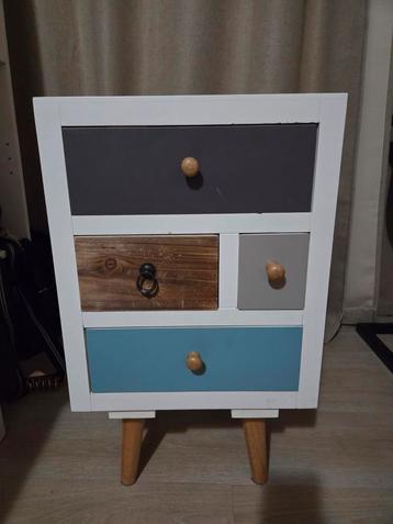 2 Witte Nachtkastjes met Kleurrijke Lades beschikbaar voor biedingen