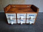 Vintage houten kruidenkastje met porseleinen laatjes., Antiek en Kunst, Ophalen