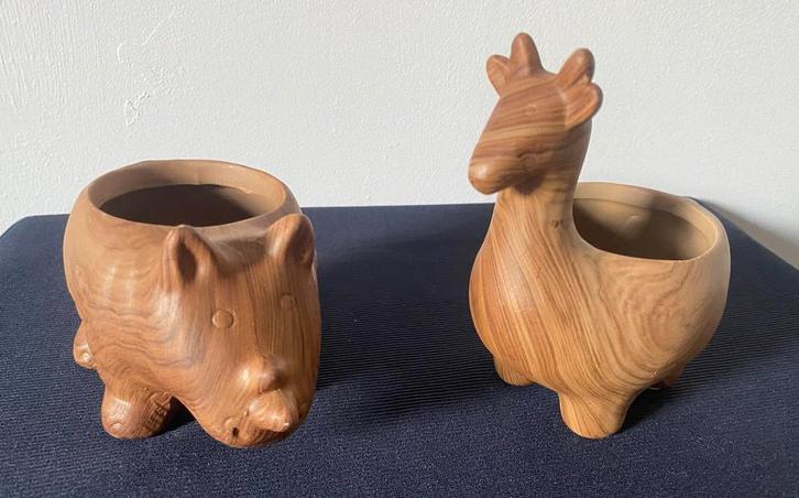 2 Bloempotjes in vorm van een dier .(neushoorn en lama)., Tuin en Terras, Bloempotten, Zo goed als nieuw, Aardewerk, Binnen, Minder dan 40 cm