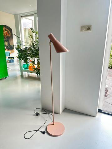 Stalamp roze beschikbaar voor biedingen