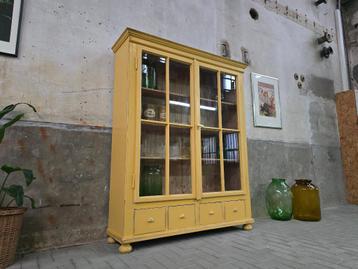 Vintage Houten Vitrinekast Geel | Vitrine Kast Landelijk 1 beschikbaar voor biedingen