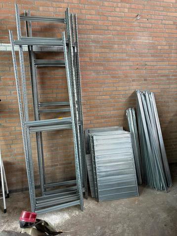 Partij Lichtgewicht Stellingen - 9 Staanders, 12 Legborden beschikbaar voor biedingen