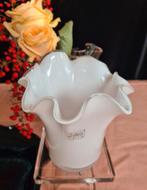 Fidrio vaas in vorm zakdoek van wit glas hoogte 15,3cm., Huis en Inrichting, Woonaccessoires | Vazen, Wit, Nieuw, Ophalen of Verzenden