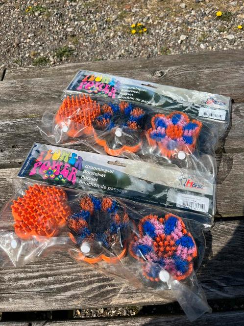 Harrys Horse borstel set borstelsset met gratis poetstas, Dieren en Toebehoren, Paarden en Pony's | Verzorgingsproducten, Zo goed als nieuw