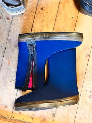 Te koop duikschoenen beschikbaar voor biedingen