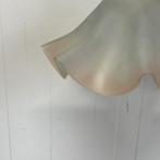 Brocante gegolfd parasol hanglamp melkglas Art Deco messing, Brocante Art Deco, Gebruikt, Onbekend, Ophalen of Verzenden