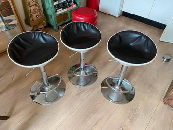 2 retro design barkrukken beschikbaar voor biedingen
