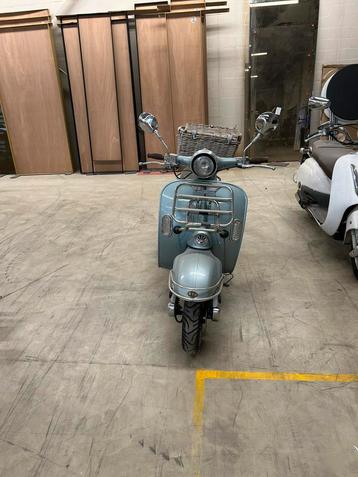 Retro snorscooter beschikbaar voor biedingen