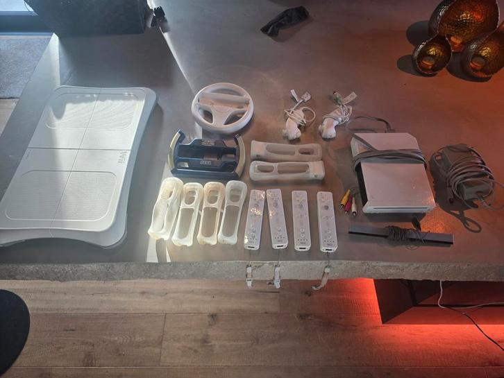 Complete Nintendo Wii Set – 4 controllers – Balance Board –, Spelcomputers en Games, Spelcomputers | Sony PlayStation 3, Gebruikt