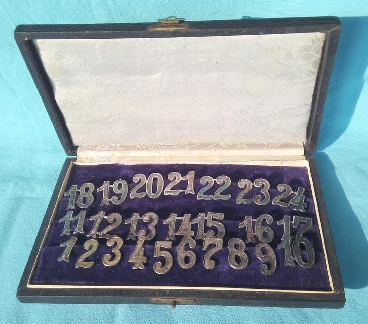 24 TAFELNUMMERS ALPACCA ZILVER CIJFERS GLASHANGERS DOOS, Antiek en Kunst, Curiosa en Brocante, Verzenden