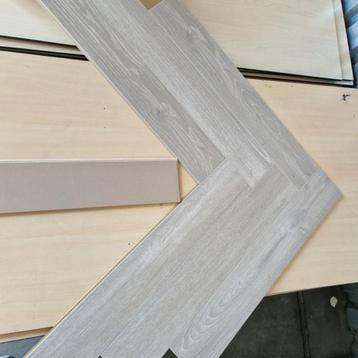 Circa 30 m2 gebruikte visgraat laminaat Douwes Dekker.  beschikbaar voor biedingen
