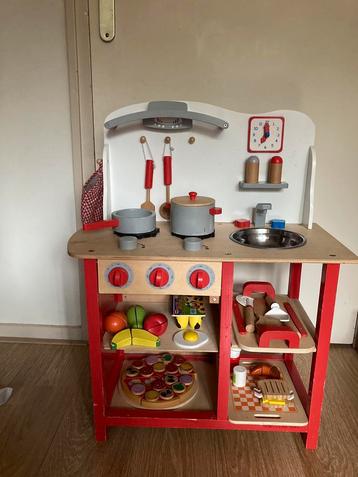 Houten keuken met veel accessoires beschikbaar voor biedingen